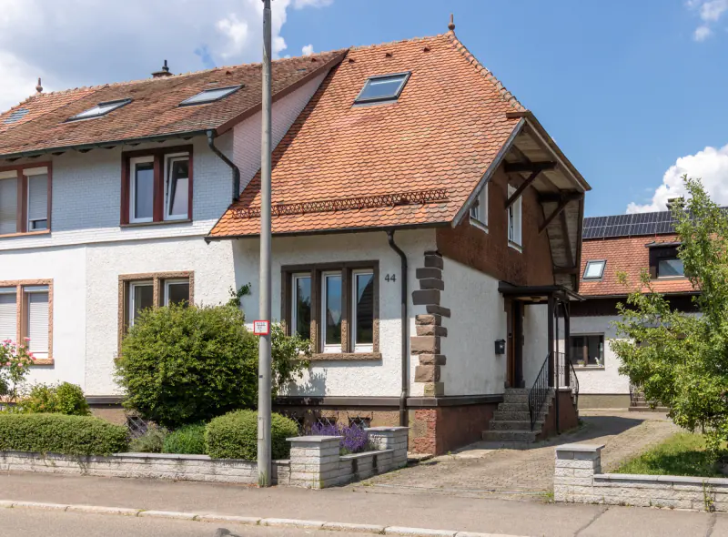 Doppelhaushälfte von 1912 mit Fachwerkgiebel, Ansicht von der Straße