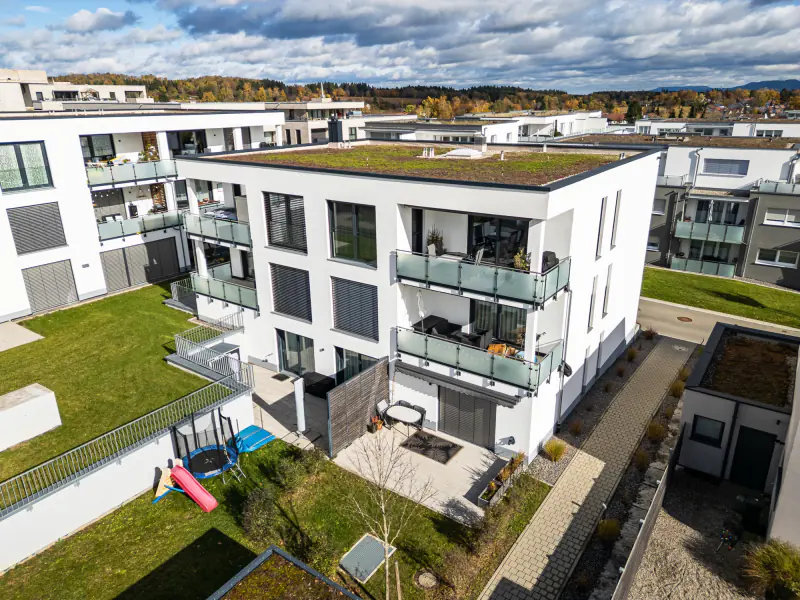 Neubau mit Balkonen und Gärten von oben