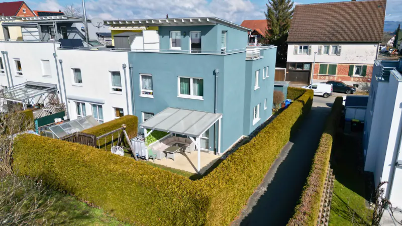 Reiheneckhaus mit Garten und Dachterrasse von schräg oben