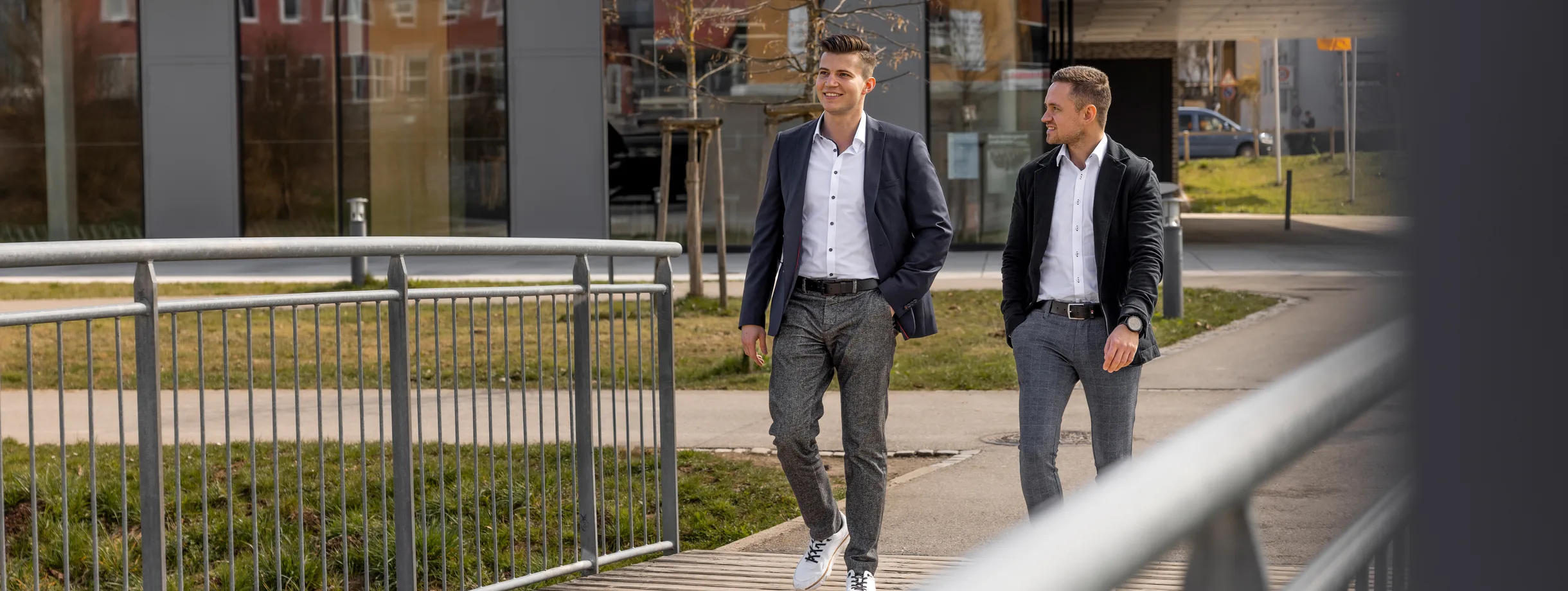 Zwei ONMAKLER-Ansprechpartner vor dem Büro in Trossingen